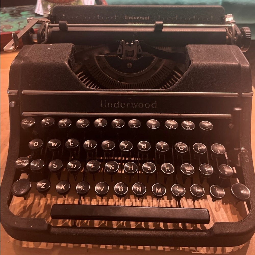 Underwood Vintage Typewriter 1930’s rare works (needs new ink or ribbon)